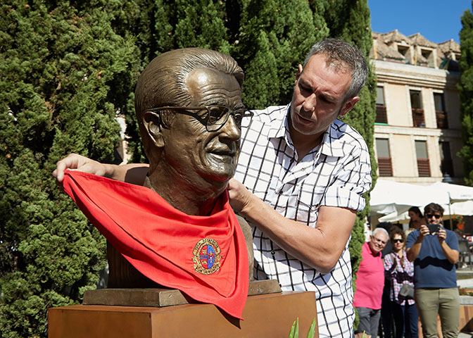 Las Rozas rinde homenaje al Padre Carlos dedicándole un busto en la plaza de España