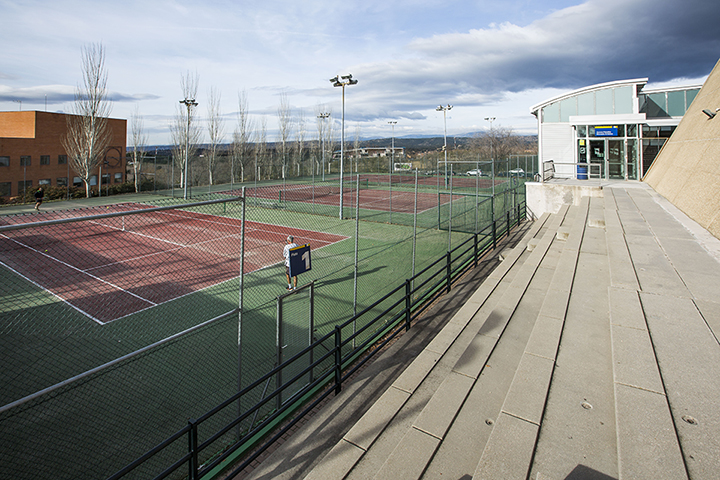 Vuelven a abrir las pistas de pádel y tenis de los polideportivos, además de la pista de atletismo de Navalcarbón